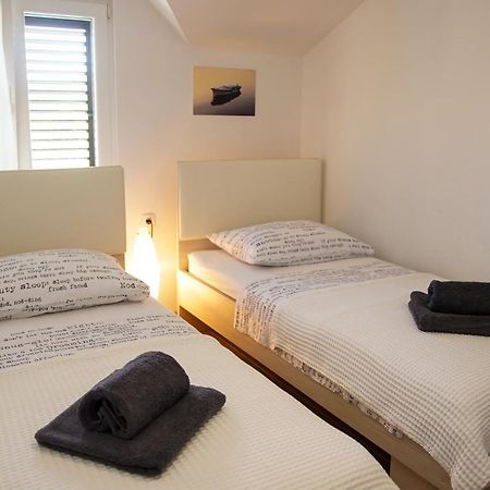 Kaprije Apartmani Tina I Ena מראה חיצוני תמונה