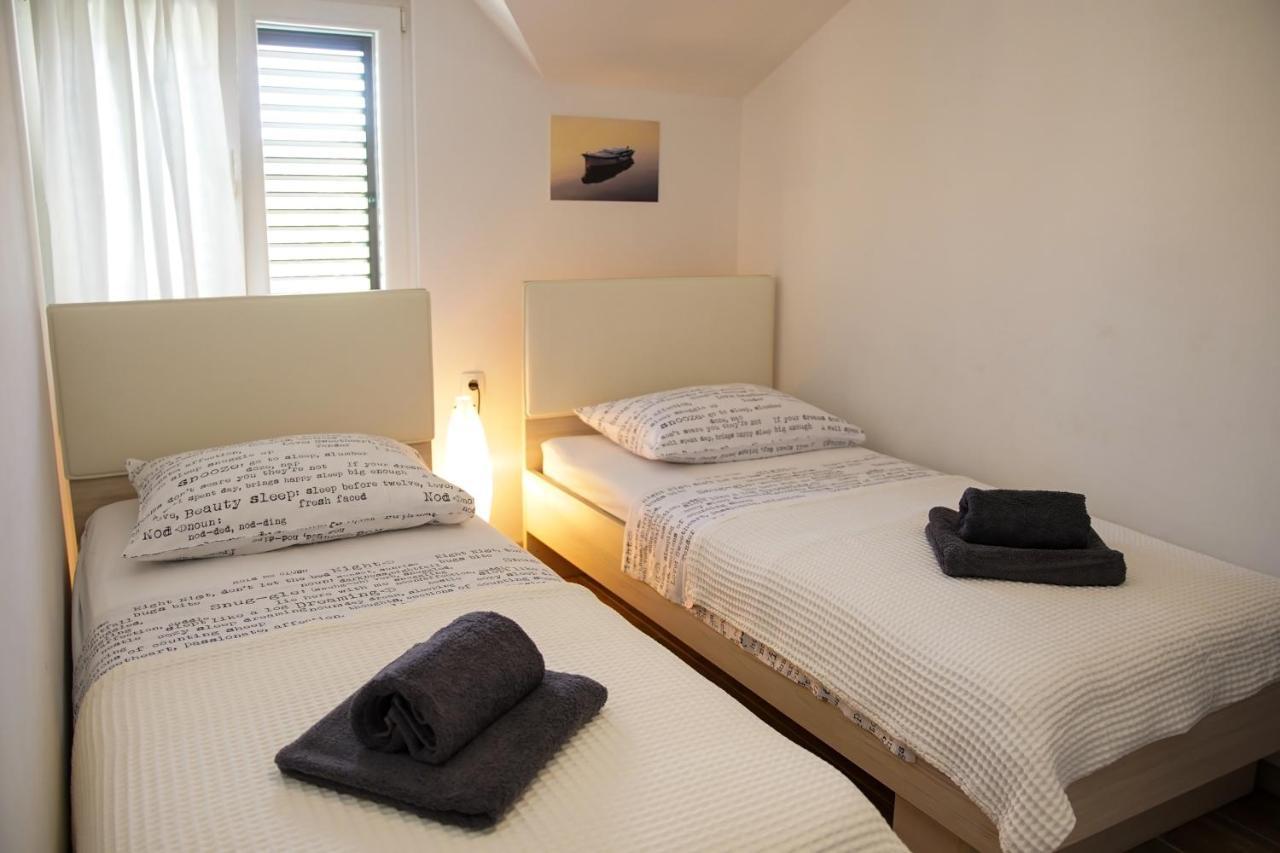 Kaprije Apartmani Tina I Ena מראה חיצוני תמונה